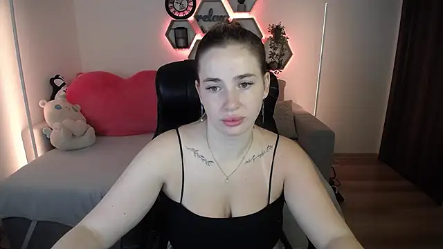SabrinViolet online show from July 13, 2026, 8:06 am