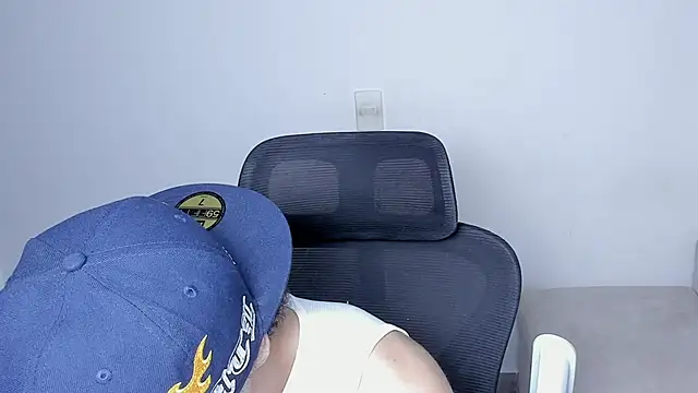 Snapshot of laurent_nova chatting on December 3, 2025, 8:07 pm laurent nova online show from December 3, 2025, 8:07 pm