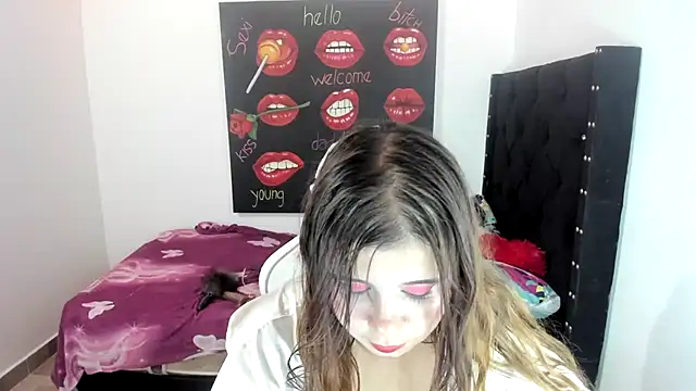 Snapshot of Ladyboom18 chatting on February 21, 2025, 2:17 am Ladyboom18 online show from February 21, 2025, 2:17 am