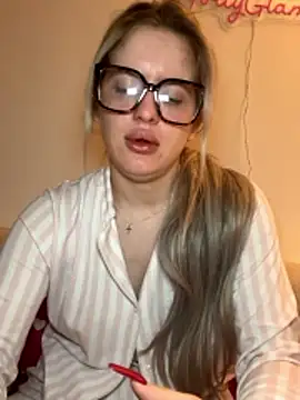 Holly-Glamour online show from February 13, 2026, 2:29 am