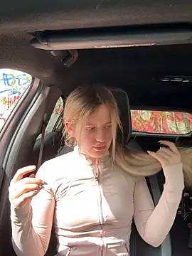 Holly-Glamour online show from April 16, 2026, 12:28 pm