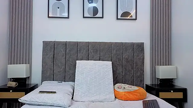 Snapshot of Luciana_Ortiz1 chatting on February 4, 2026, 12:44 pm Luciana Ortiz1 online show from February 4, 2026, 12:44 pm