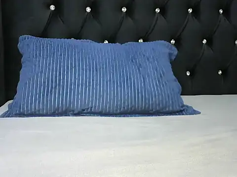 Snapshot of Cryaluna chatting on October 19, 2025, 9:21 am Cryaluna online show from October 19, 2025, 9:21 am