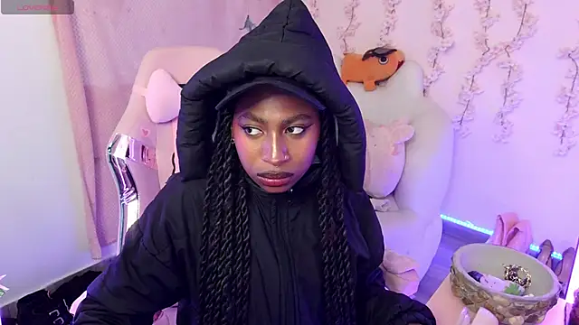 Queen perla  online show from December 17, 2025, 11:11 pm