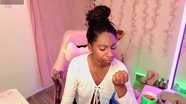 Queen perla  online show from December 22, 2025, 12:24 pm