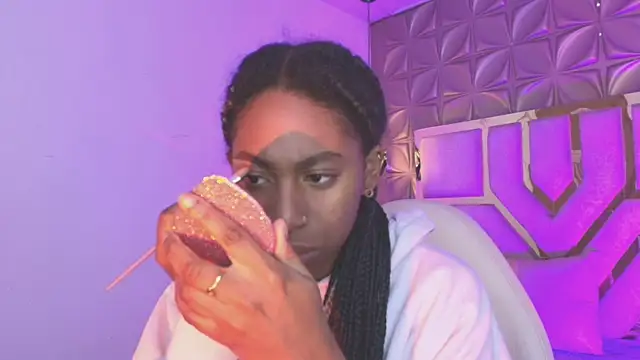 Queen perla  online show from March 25, 2026, 12:11 pm