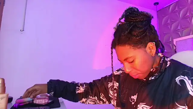 Queen perla  online show from April 17, 2026, 12:19 pm