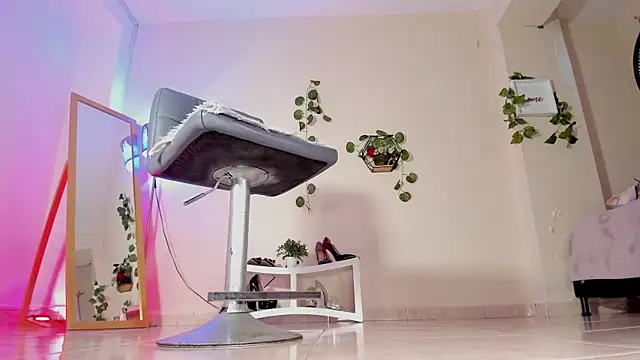 Snapshot of thais_dreams chatting on October 6, 2025, 12:35 pm thais dreams online show from October 6, 2025, 12:35 pm