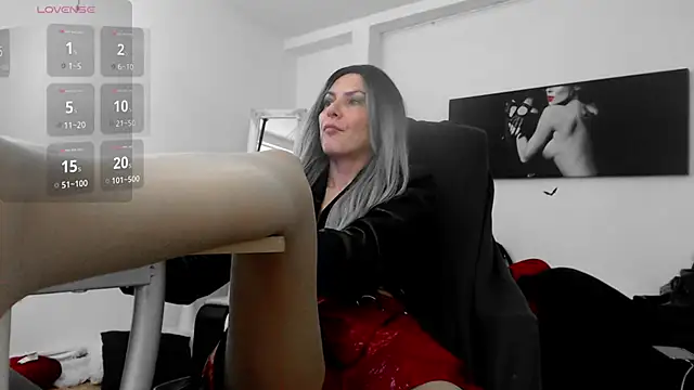 EvelynQueenn online show from December 15, 2024, 11:55 am
