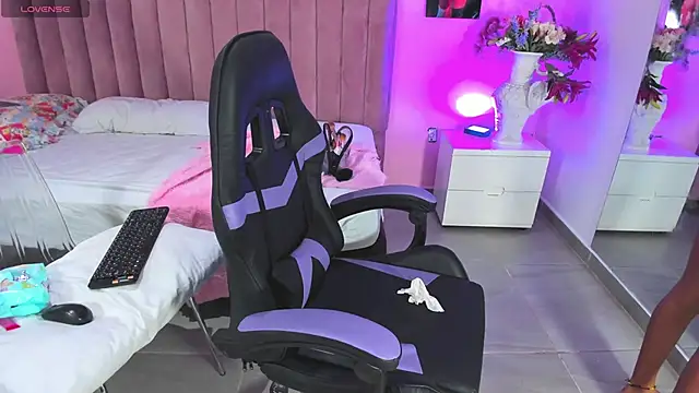 RolyLoren online show from December 1, 2024, 6:08 pm