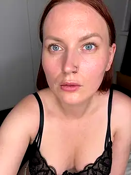 Snapshot of EmmaWarren chatting on October 19, 2025, 5:02 pm EmmaWarren online show from October 19, 2025, 5:02 pm