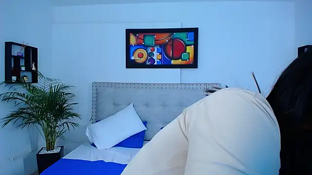 Chiqui milk  online show from February 8, 2025, 9:15 pm