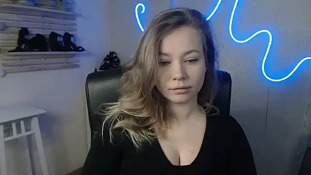 Snapshot of holly_xglam chatting on February 19, 2025, 1:18 am holly xglam online show from February 19, 2025, 1:18 am