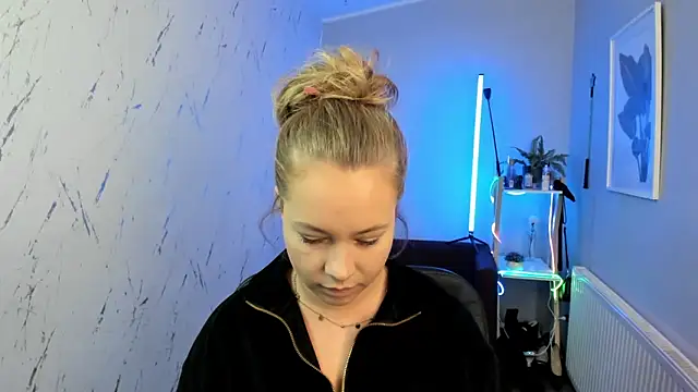 Snapshot of holly_xglam chatting on October 1, 2025, 5:08 pm holly xglam online show from October 1, 2025, 5:08 pm