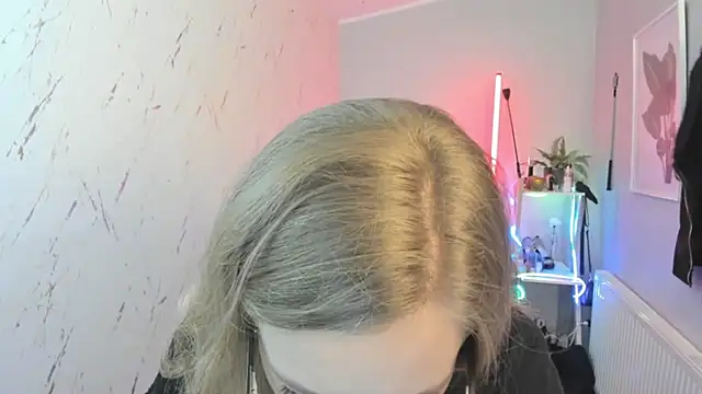 Snapshot of holly_xglam chatting on October 8, 2025, 5:10 pm holly xglam online show from October 8, 2025, 5:10 pm