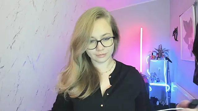 Snapshot of holly_xglam chatting on October 21, 2025, 5:46 pm holly xglam online show from October 21, 2025, 5:46 pm