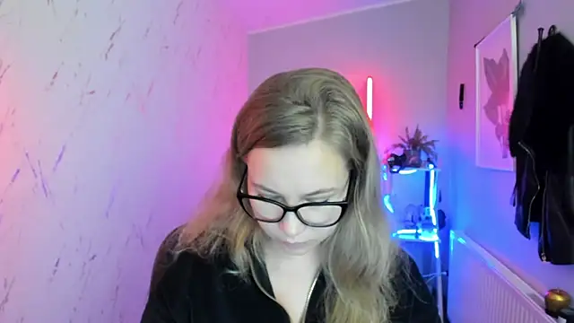 Snapshot of holly_xglam chatting on November 12, 2025, 7:03 pm holly xglam online show from November 12, 2025, 7:03 pm