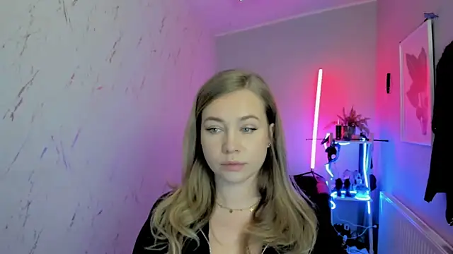 Snapshot of holly_xglam chatting on November 18, 2025, 8:35 pm holly xglam online show from November 18, 2025, 8:35 pm