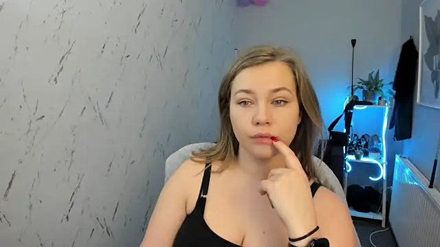 holly xglam online show from February 15, 2026, 6:15 pm