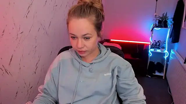 holly xglam online show from April 10, 2026, 7:29 pm