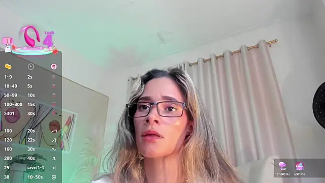Snapshot of SkiinnyAna chatting on March 22, 2025, 1:43 am SkiinnyAna online show from March 22, 2025, 1:43 am