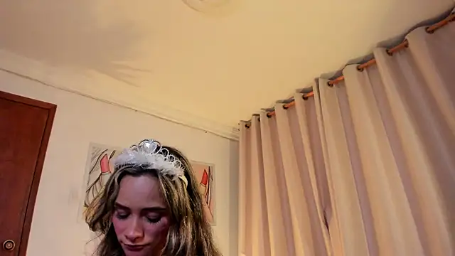 Snapshot of SkiinnyAna chatting on October 31, 2025, 7:37 pm SkiinnyAna online show from October 31, 2025, 7:37 pm