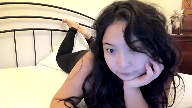 Snapshot of cutie_mio chatting on October 5, 2025, 1:42 pm cutie mio online show from October 5, 2025, 1:42 pm