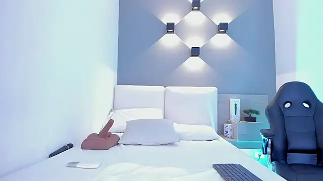 aisha h  online show from December 28, 2024, 8:04 pm