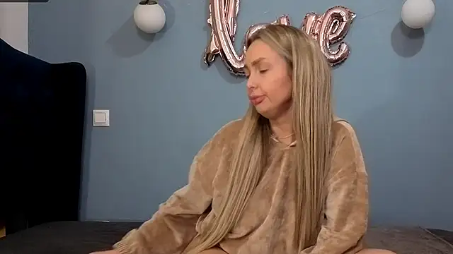 Snapshot of AnnaMaee chatting on February 26, 2025, 1:21 am AnnaMaee online show from February 26, 2025, 1:21 am