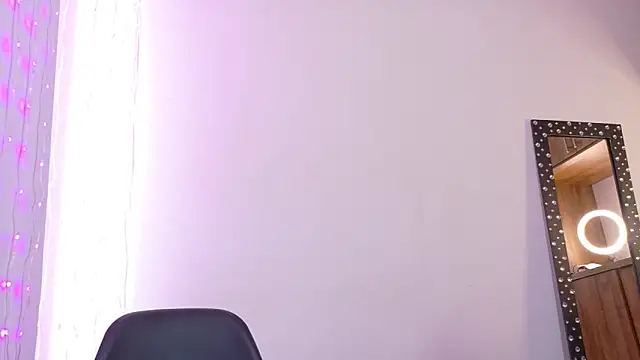 im anna  online show from October 19, 2025, 8:09 pm