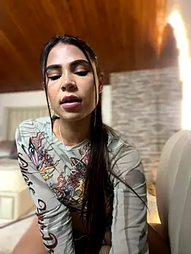 HaileyBaldwin online show from December 1, 2024, 6:19 pm