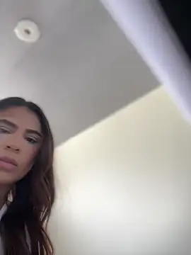 HaileyBaldwin online show from December 11, 2024, 4:42 pm