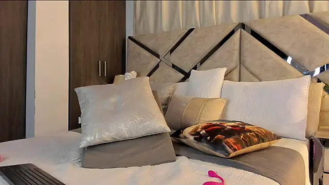 HaileyBaldwin online show from December 25, 2024, 11:53 pm