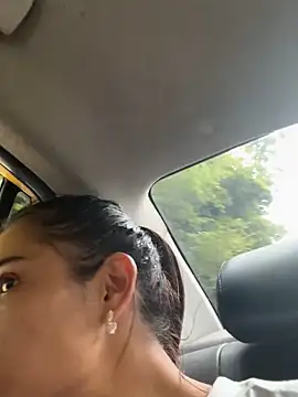 HaileyBaldwin online show from February 5, 2025, 6:37 pm