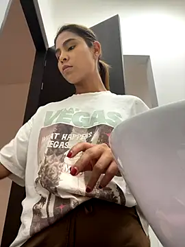 HaileyBaldwin online show from November 23, 2025, 7:02 pm