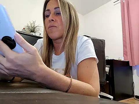 Snapshot of sweethotmilf888 chatting on March 18, 2025, 5:10 pm sweethotmilf888 online show from March 18, 2025, 5:10 pm