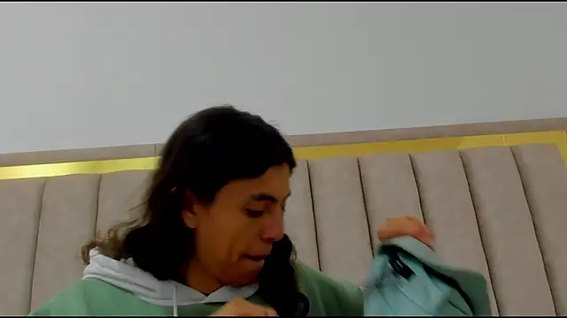 FreyaMoller online show from December 5, 2025, 1:52 pm