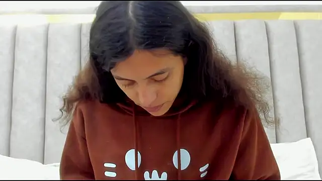 FreyaMoller online show from December 15, 2025, 1:37 pm