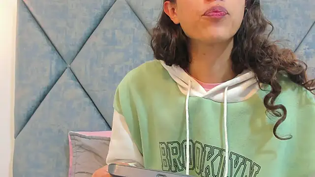 FreyaMoller online show from June 16, 2026, 7:27 pm