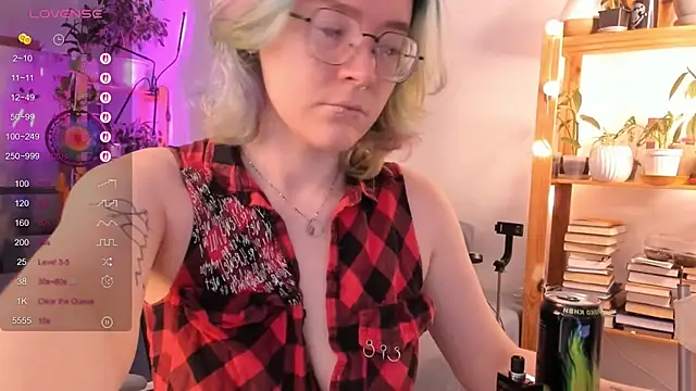 Snapshot of alisahug chatting on October 17, 2025, 7:55 am alisahug online show from October 17, 2025, 7:55 am