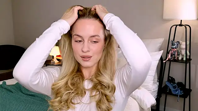 RozzitaBedberry online show from October 15, 2025, 1:22 pm