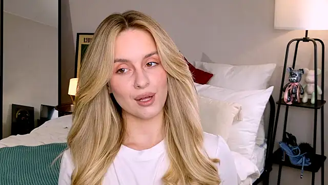 RozzitaBedberry online show from October 17, 2025, 1:14 pm