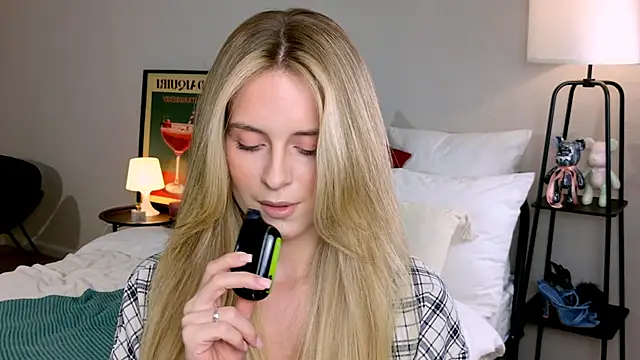 RozzitaBedberry online show from October 18, 2025, 1:01 pm