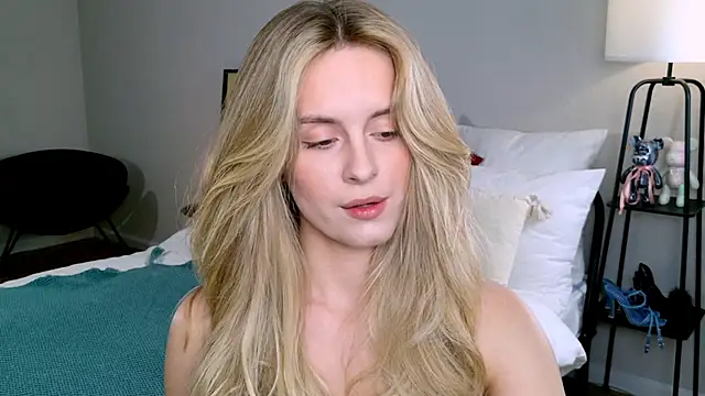 RozzitaBedberry online show from October 24, 2025, 2:02 pm