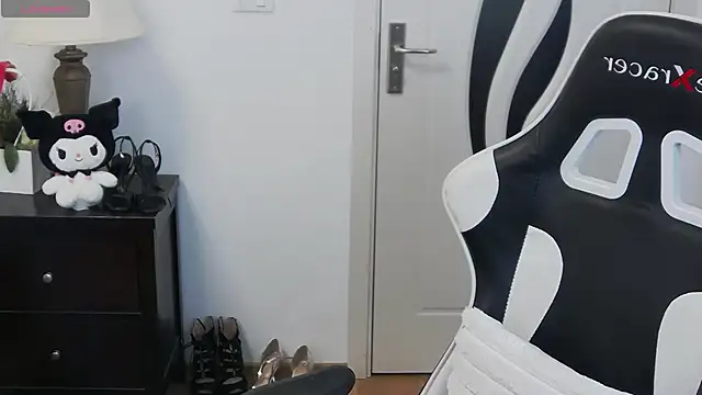 pretty little thing online show from April 14, 2026, 7:31 pm