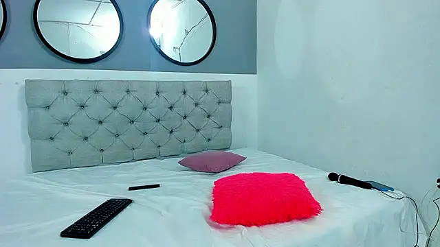 Sophie and andress online show from October 7, 2025, 11:46 pm