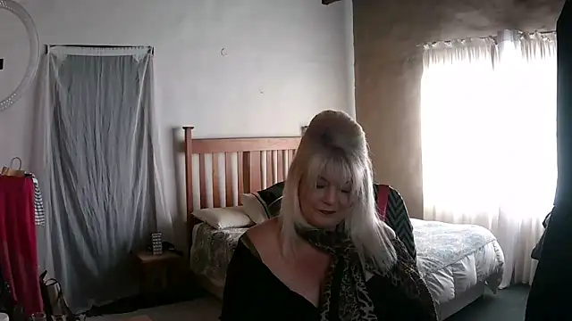 Miahotmilf online show from February 22, 2026, 4:27 pm