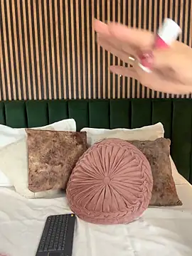 Snapshot of MonicaMoret chatting on February 7, 2026, 11:03 am MonicaMoret online show from February 7, 2026, 11:03 am