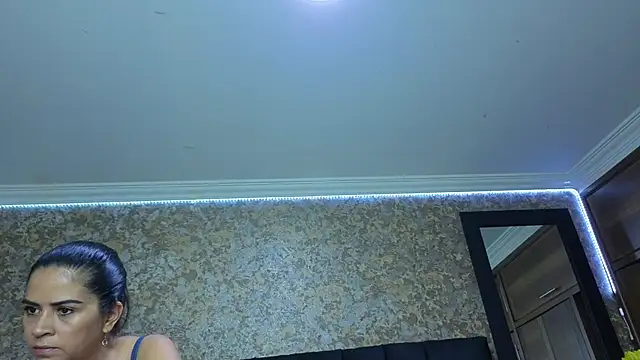 stella xue online show from November 19, 2025, 8:42 pm