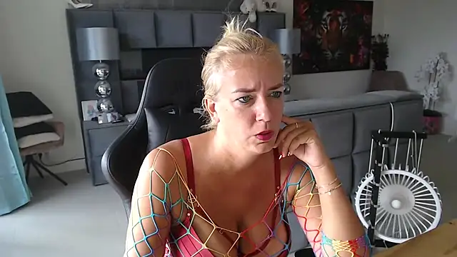 Snapshot of Wendysexyx chatting on July 15, 2026, 11:37 am Wendysexyx online show from July 15, 2026, 11:37 am